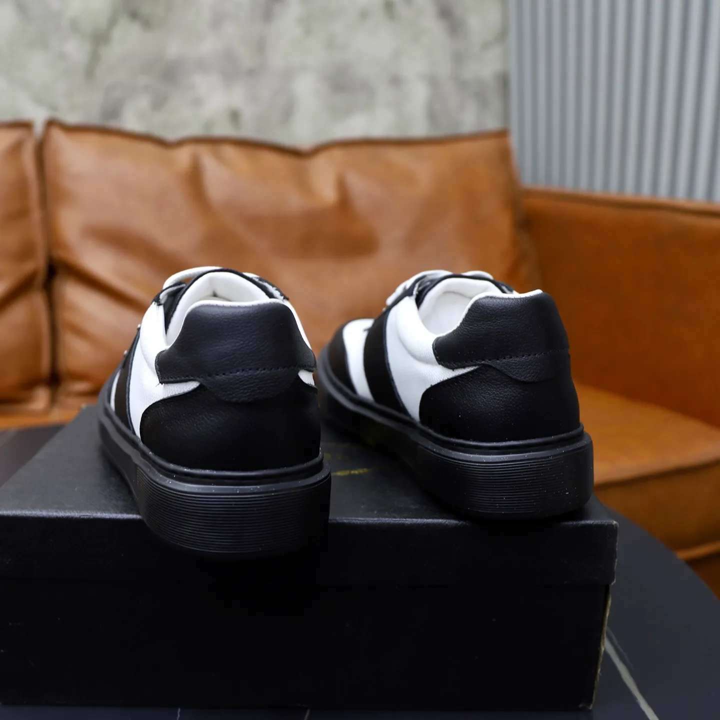 Ex-factory price: 462💰🙅‍♂️🙅‍♂️🙅‍♂️ Brand: PRADA Standard code: 38-44 (45 customized) Grade: Same as the official website Material: Original material splicing Comfortable and breathable lining Lightweight and wear-resistant sports outsole Style category: Men's fashionable casual shoes Running sneakers Distinguished luxury brand elements Top luxury Color: actual picture color